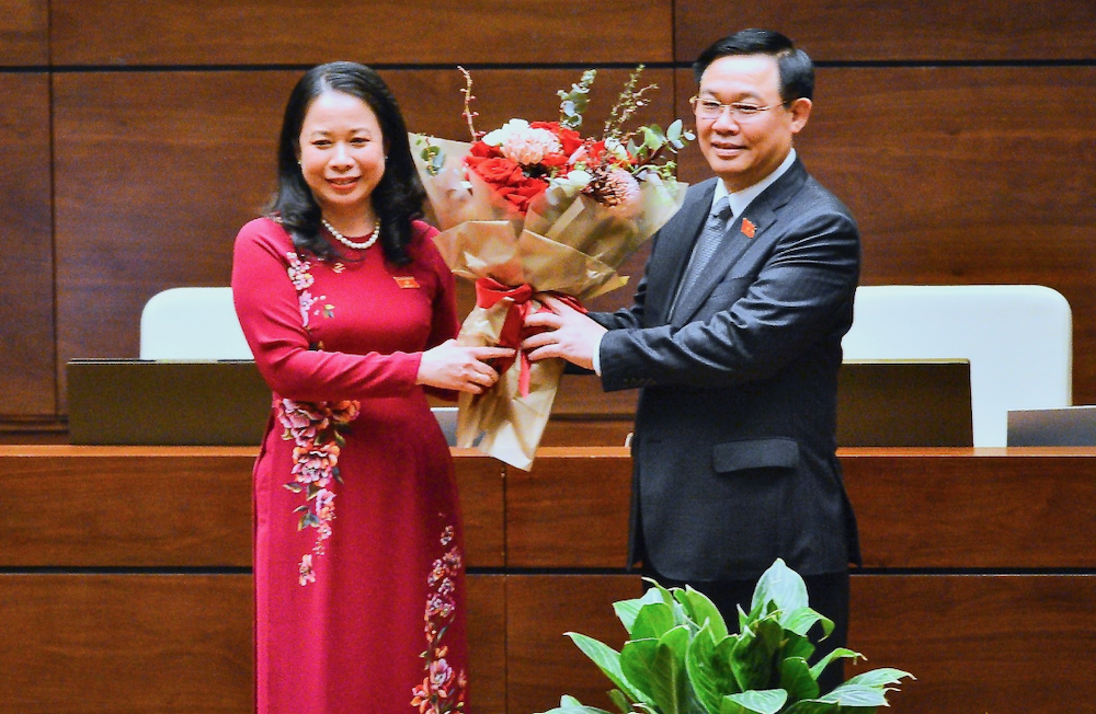 nhung-nu-lanh-dao-viet-nam-duyen-dang-trong-ta-ao-dai-3-1697781662.png