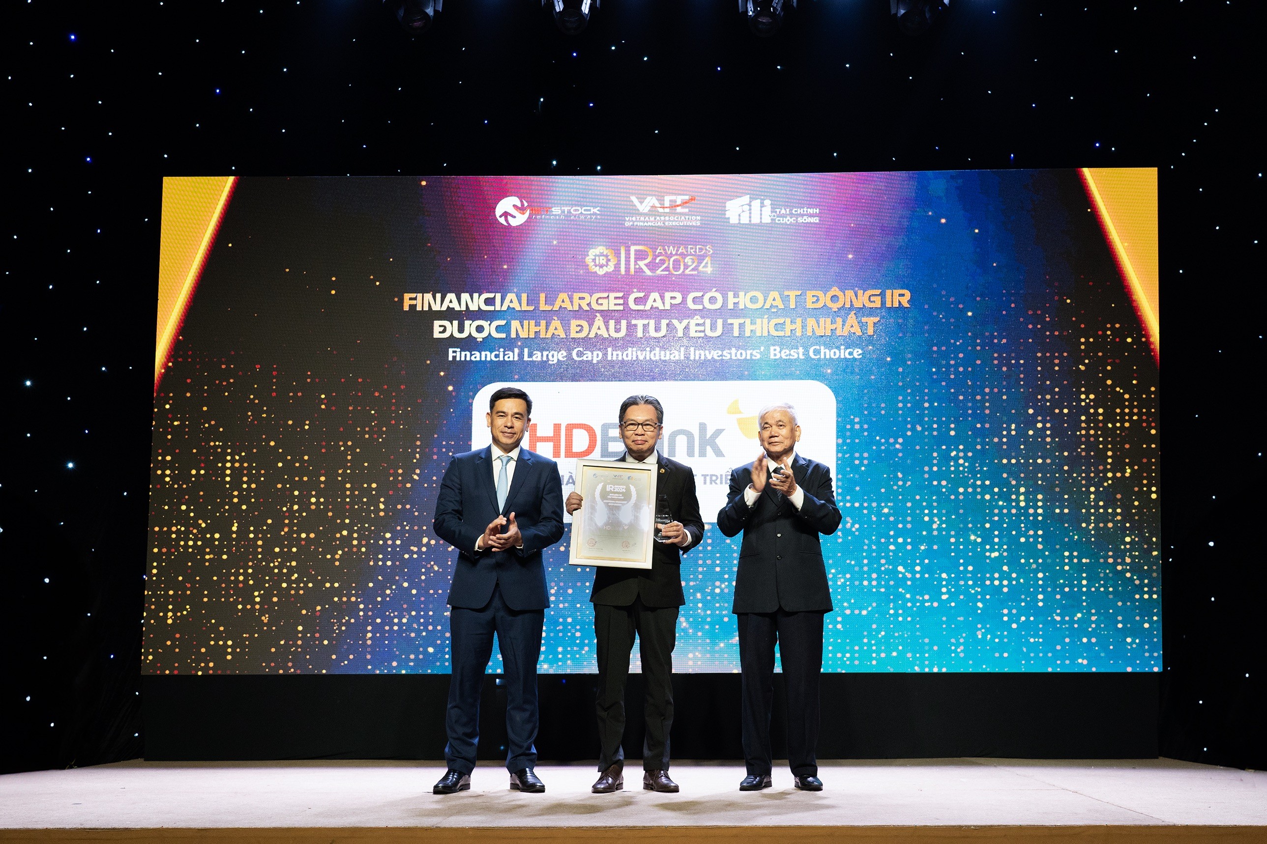 ir-awards-2024-hdbank-khang-dinh-vi-the-trong-quan-he-nha-dau-tu-quoc-te-1729239522.jpeg